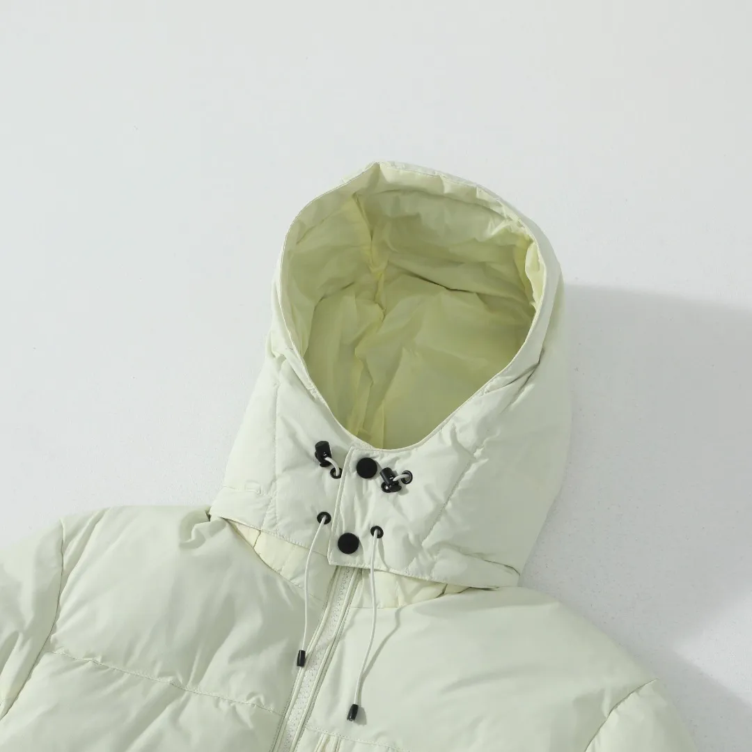 P660 #R54 Ralph Lauren/Ralph Lauren hooded down jacket (top quality, feel free to compare), using imported Barudan embroidery machine, carefully crafted with thousands of needles electric embroidery technology. Imported No. 7 needles and special embroidery thread ensure that every letter of the polo logo is full, three-dimensional and clear, creating the "most expensive embroidery logo" that can be called a work of art. Top-notch velvet core, luxurious warmth. Filled with national standard 80% high-quality white duck down, bringing excellent thermal insulation performance. At the same time, it is lightweight and can quickly regain its fluffiness after compression, bringing you a warm embrace without burden and resisting the harsh winter. Technical fabrics, no fear of wind and snow •Long-lasting fluffy and shape-retaining: High-quality filling ensures that the down jacket is not easy to stiffen and keeps you warm for a long time. •Strict anti-velvet technology: Using 400T gall fabric with pinhole retraction technology, it fundamentally eliminates the phenomenon of velvet leakage and makes wearing more secure. •All-round protective experience: Windproof and waterproof matte fabric, combined with an adjustable hem with a built-in drawstring buckle, can effectively lock in temperature and cold, and cope with changeable weather. Perfect details, creating a classic •Original electroplated YK zipper, smooth and durable, with brand texture highlighted in every detail. •Detachable hood design, one garment can be worn multiple times to meet different occasions and outfit needs. •Original hangtag and washed label, quality guaranteed. Five colors come together for couples to enjoy together: black is cool, beige is gentle, navy is calm, khaki is retro, and green is fresh. Available in five colors, the same style for men and women, it can be worn perfectly as a couple's outfit or a personalized item, becoming an indispensable fashion equipment on the streets in winter. Color: black, khaki, navy blue, army green, beige Size: S M L 66 67